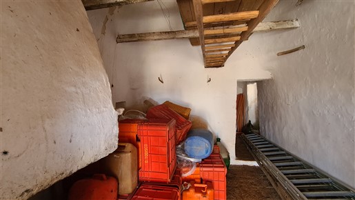 Antico Trullo In Posizione Collinare e Panoramica, Con Antico e Grande Forno.